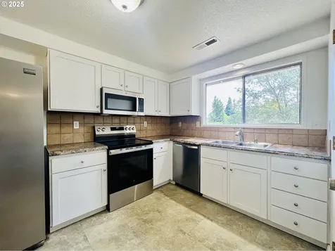 1636 Kendall Street Roseburg OR 97471