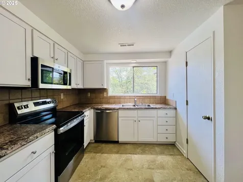 1636 Kendall Street Roseburg OR 97471