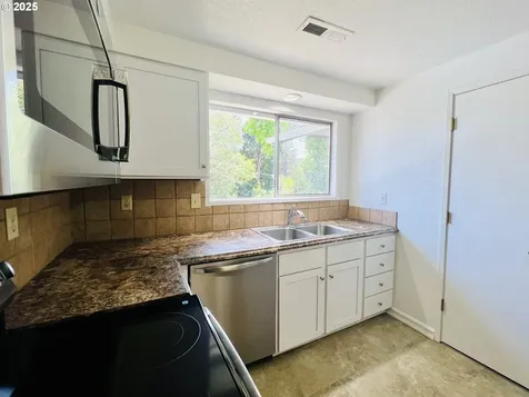 1636 Kendall Street Roseburg OR 97471