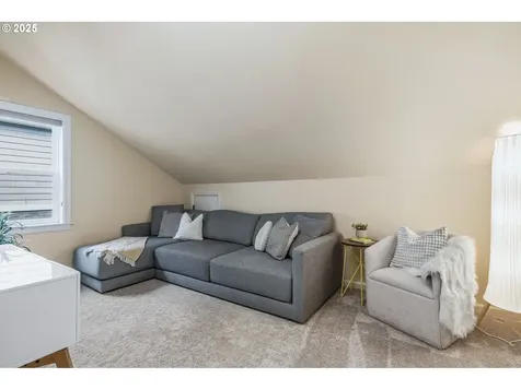 7925 SW 28th Avenue Portland OR 97219