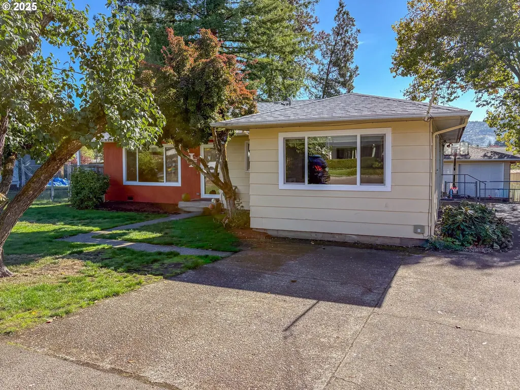 1575 NW Beaumont Avenue Roseburg OR 97471