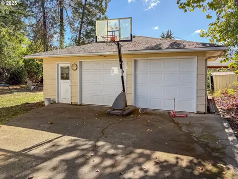 1575 NW Beaumont Avenue Roseburg OR 97471