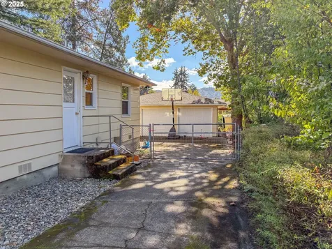 1575 NW Beaumont Avenue Roseburg OR 97471