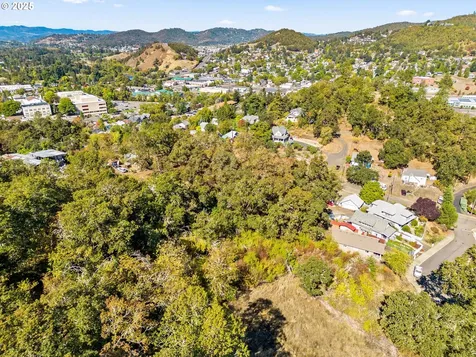498 SE Dos Gatos Court Roseburg OR 97470