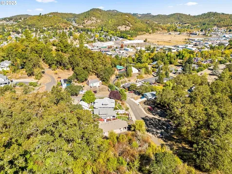498 SE Dos Gatos Court Roseburg OR 97470