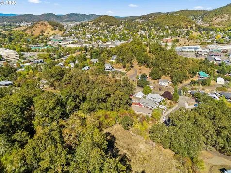 498 SE Dos Gatos Court Roseburg OR 97470