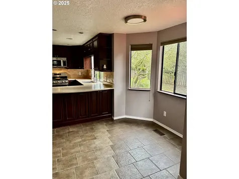 729 NE Rogahn Street Hillsboro OR 97124