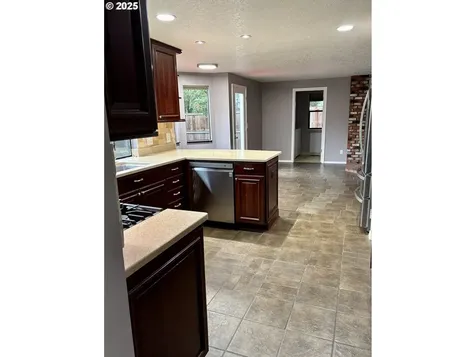 729 NE Rogahn Street Hillsboro OR 97124