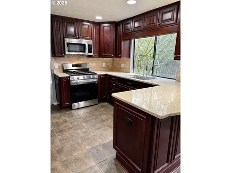 729 NE Rogahn Street Hillsboro OR 97124