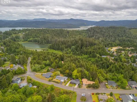 435 S Crestline Drive Waldport OR 97394