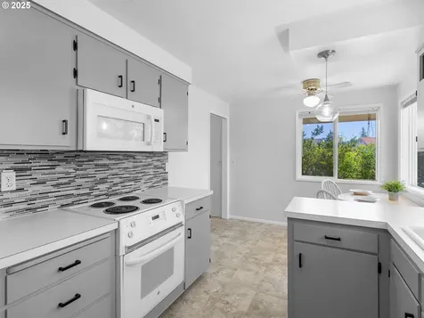 2190 W Hayes Street Woodburn OR 97071