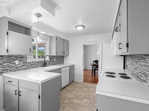 2190 W Hayes Street Woodburn OR 97071