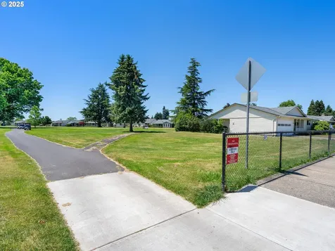 2190 W Hayes Street Woodburn OR 97071