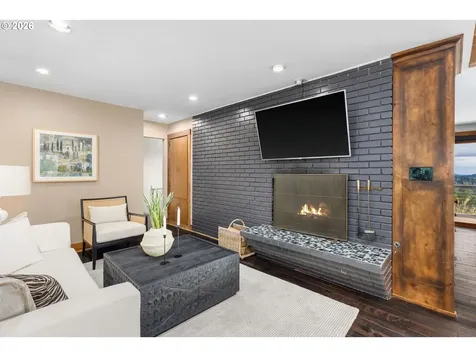 4416 SW Chesapeak Avenue Portland OR 97239