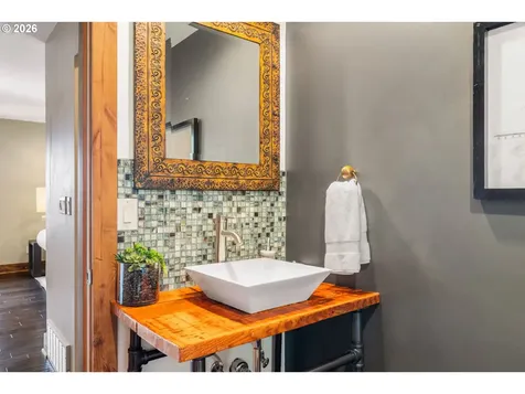4416 SW Chesapeak Avenue Portland OR 97239