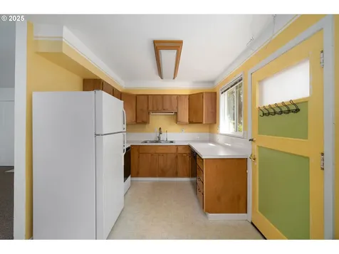 615 E Gloucester Street Gladstone OR 97027