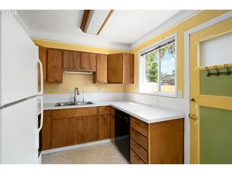 615 E Gloucester Street Gladstone OR 97027
