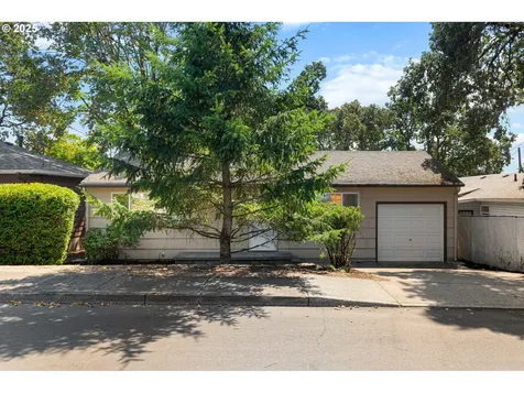 615 E Gloucester Street Gladstone OR 97027