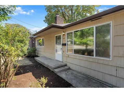 615 E Gloucester Street Gladstone OR 97027
