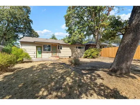 615 E Gloucester Street Gladstone OR 97027