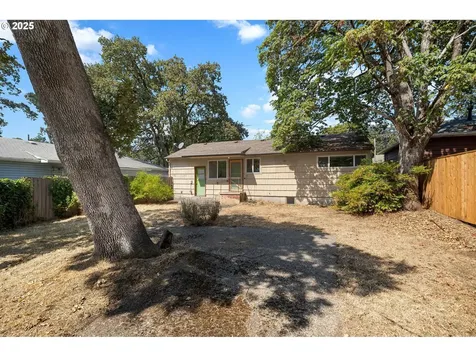 615 E Gloucester Street Gladstone OR 97027