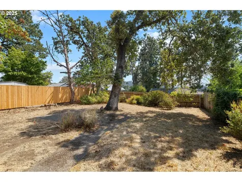 615 E Gloucester Street Gladstone OR 97027
