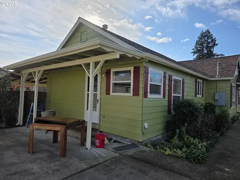 1589 NW Calkins Avenue Roseburg OR 97471