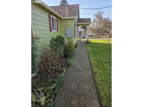 1589 NW Calkins Avenue Roseburg OR 97471