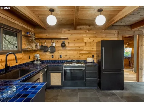 8737 SW 46th Avenue Portland OR 97219