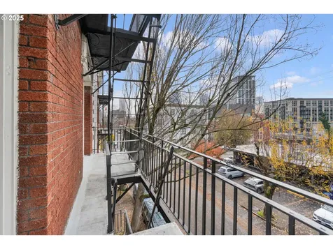 1811 NW Couch Street Portland OR 97209
