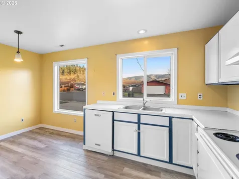3220 Midway Road Hood River OR 97031