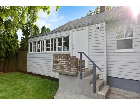 320 NE 75th Avenue Portland OR 97213