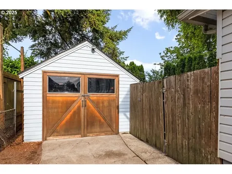 320 NE 75th Avenue Portland OR 97213