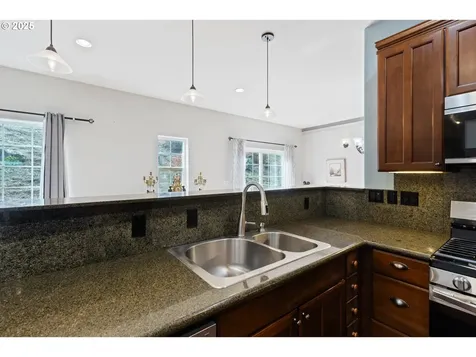 1548 NE Rocky Ridge Drive Roseburg OR 97470