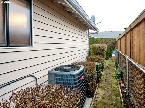 2096 Camellia Way Woodburn OR 97071