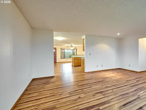 2096 Camellia Way Woodburn OR 97071