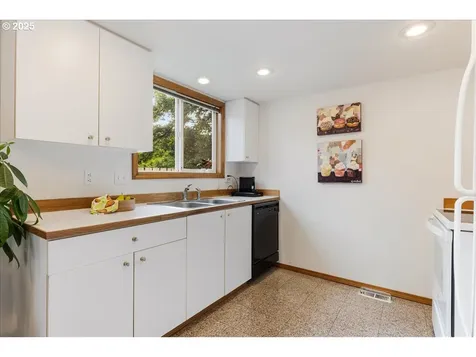 3011 SE 81st Avenue Portland OR 97206