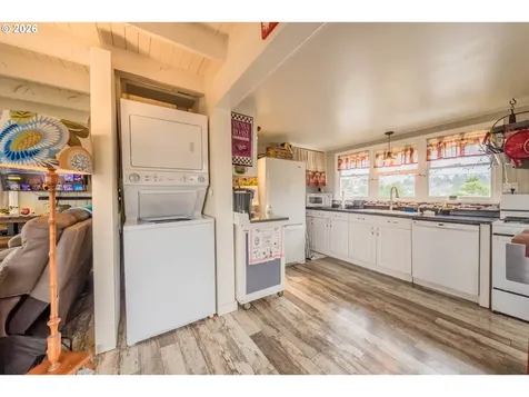 1170 NW 8th Court Lincoln City OR 97367