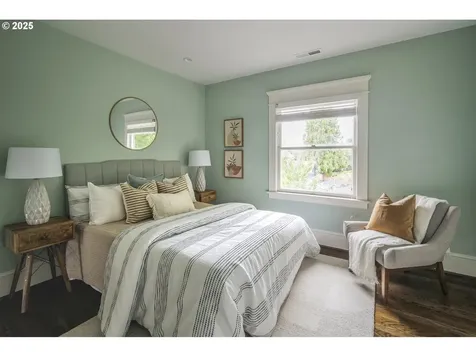 2136 NE 9th Avenue Portland OR 97212