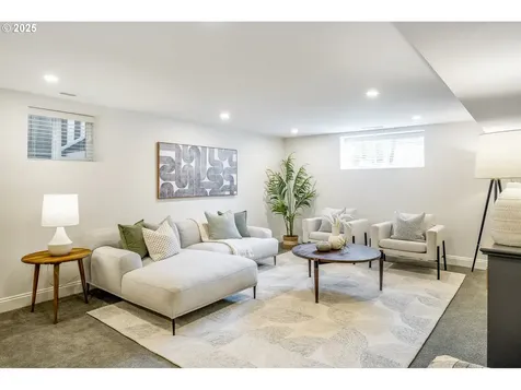 2136 NE 9th Avenue Portland OR 97212