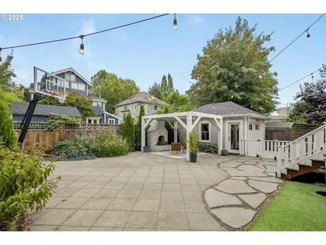 2136 NE 9th Avenue Portland OR 97212