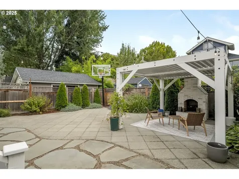 2136 NE 9th Avenue Portland OR 97212
