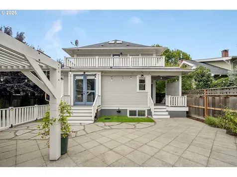 2136 NE 9th Avenue Portland OR 97212