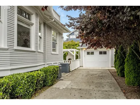2136 NE 9th Avenue Portland OR 97212