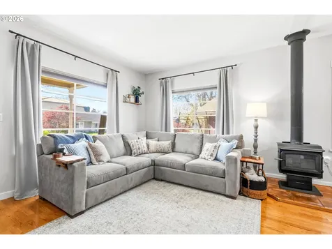 423 S 1st Street Silverton OR 97381