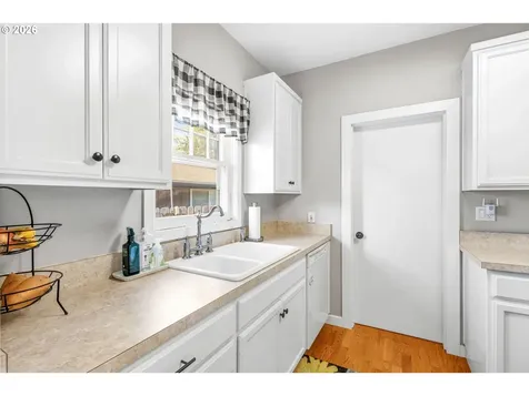 423 S 1st Street Silverton OR 97381