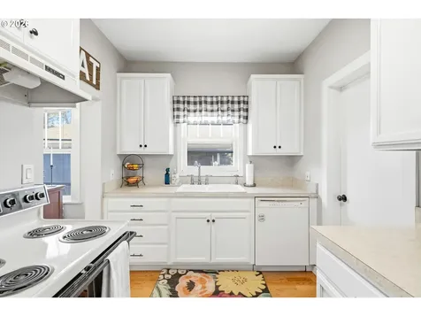 423 S 1st Street Silverton OR 97381
