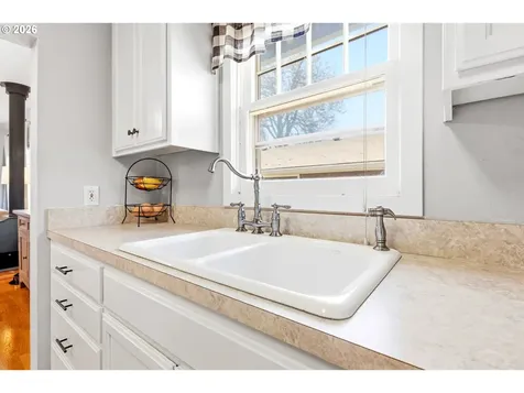 423 S 1st Street Silverton OR 97381