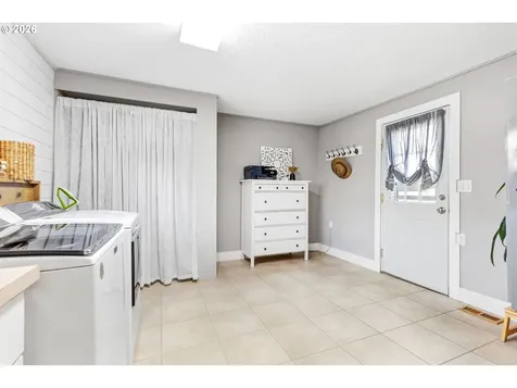423 S 1st Street Silverton OR 97381