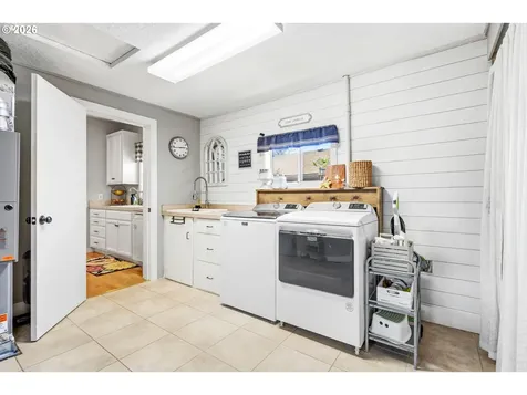 423 S 1st Street Silverton OR 97381